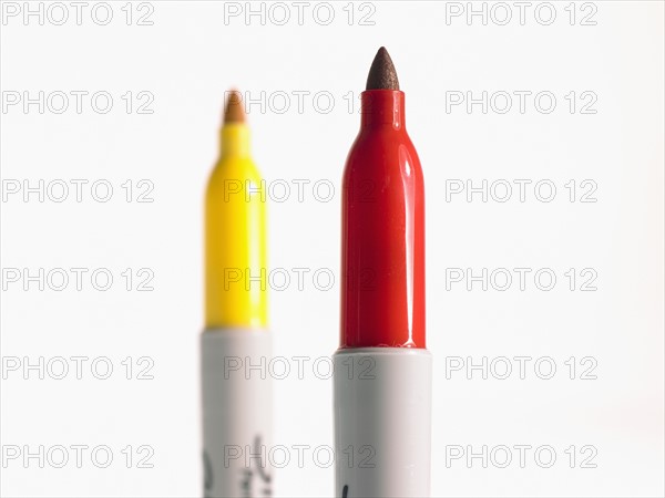 Studio shot red and yellow felt-tip pen. Photo : David Arky