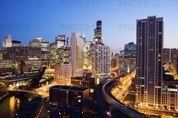 USA, Illinois, Chicago, cityscape at night. Photo : Henryk Sadura