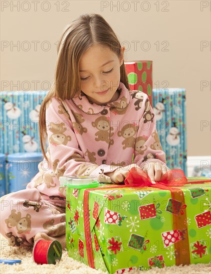 Girl (6-7) preparing Christmas presents. Photo : Mike Kemp