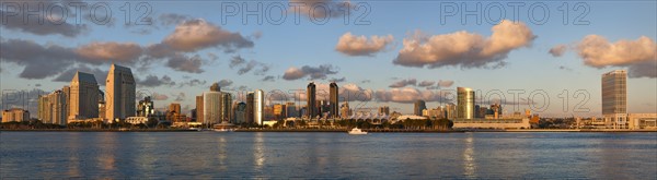 USA, California, San Diego skyline at sunset. Photo : Gary Weathers