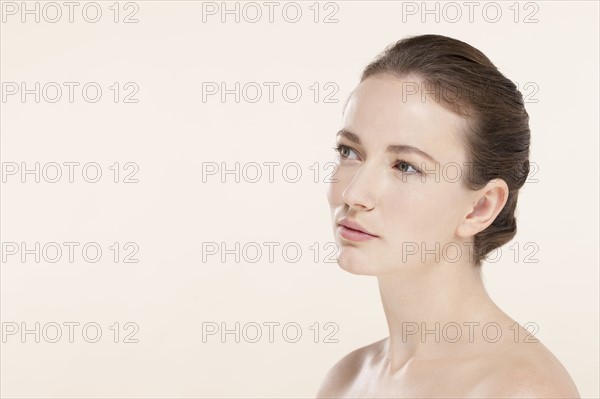 Portrait of young woman looking away. Photo : Jan Scherders