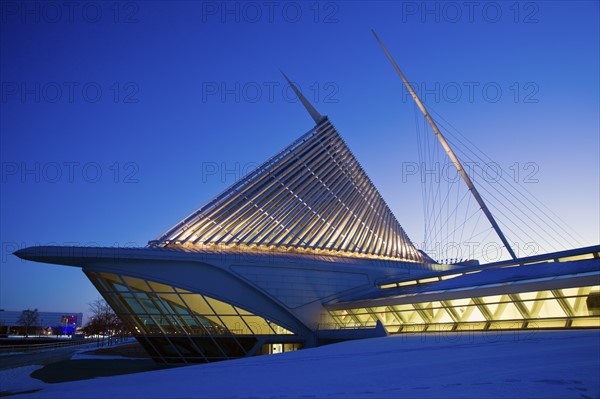 USA, Wisconsin, Milwaukee Art Museum at dusk. Photo: Henryk Sadura