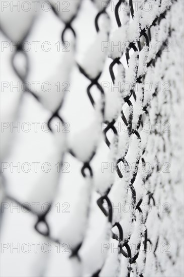 USA, New York State, Brooklyn, Williamsburg, snow covered chainlink fence. Photo: Jamie Grill Photography