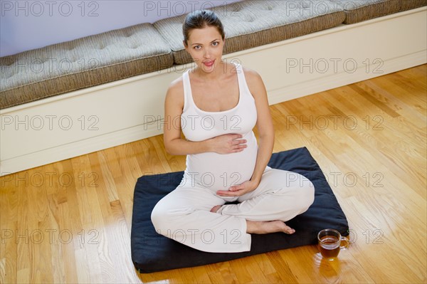 Portrait of expectant mother exercising. Photo : Rob Lewine