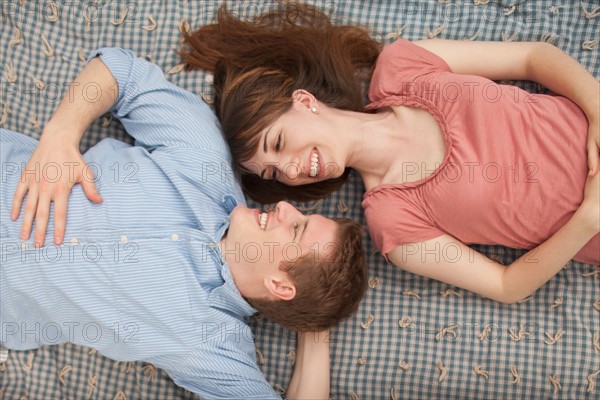 Young couple lying on blanket. Photo : Mike Kemp