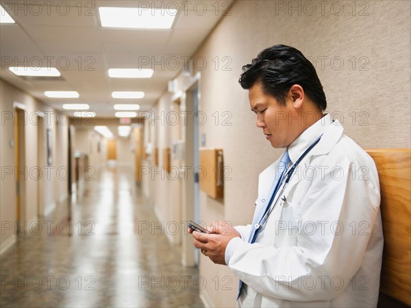 Portrait of doctor with mobile phone. Photo: Erik Isakson
