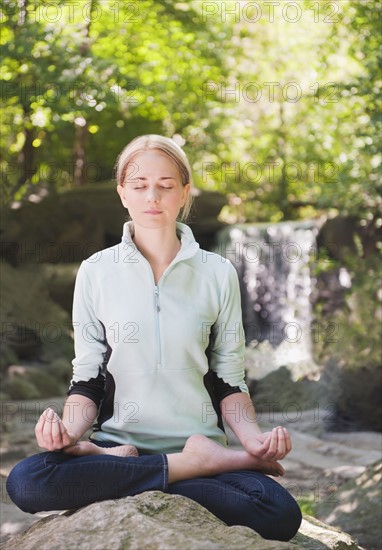 USA, New York, New York City, Manhattan, Central Park, Young woman practicing yoga. Photo : Daniel Grill