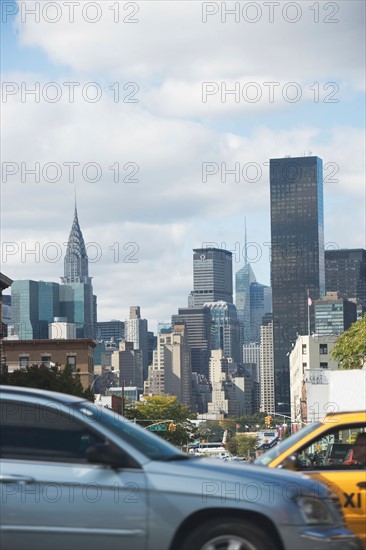 USA, New York City, Busy street with Manhattan skyline in background. Photo: fotog