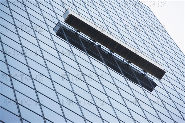 USA, New York City, Manhattan, Window cleaning outside office block. Photo: fotog