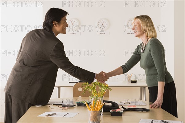 Business people shaking hands. Photo : Rob Lewine