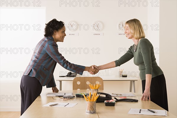 Business women shaking hands. Photo : Rob Lewine