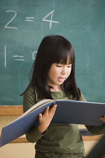 Girl (6-7) having presentation in classroom. Photo: Rob Lewine