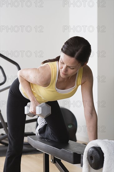 Woman lifting weights in gym. Photo: Rob Lewine