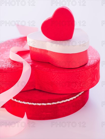 Close up of Valentine's Day gifts, studio shot. Photo : Daniel Grill