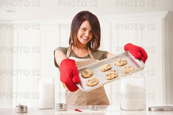 Young woman baking cookies. Photo : Mike Kemp