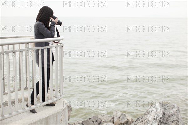 Young woman taking photos. 
Photo: Jessica Peterson