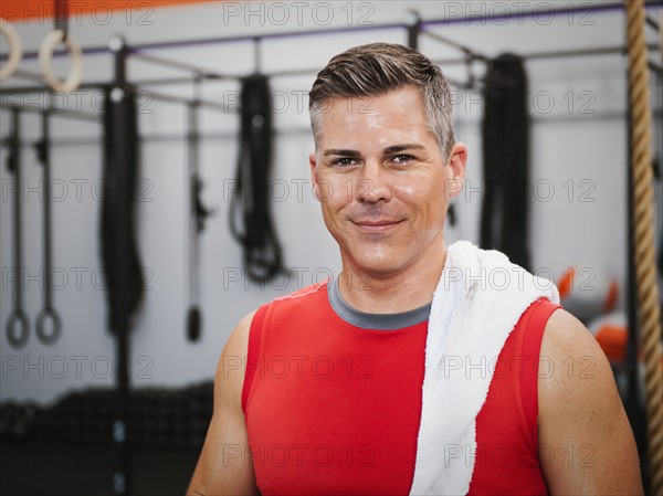 Mature man posing in gym exercising. Photo: Erik Isakson