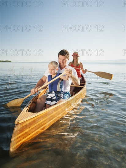 Family with son (4-5) canoe traveling. Photo: Erik Isakson
