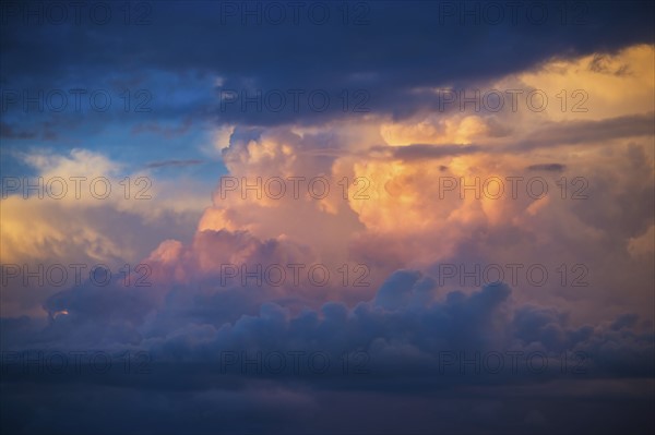 Clouds on blue sky.
Photo : Daniel Grill