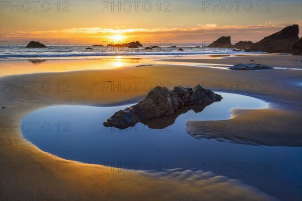 Sunset over sea. Bandon, Oregon, USA.
Photo : Gary Weathers