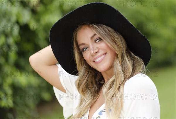 Portrait of young woman in floppy hat