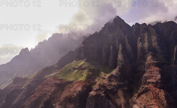 USA, Hawaii, Kauai, Na Pali, Na Pali Mountains in clouds