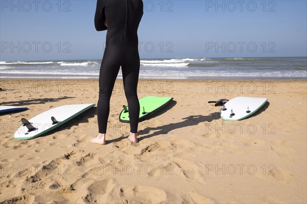 Mari surfer looking at ocean