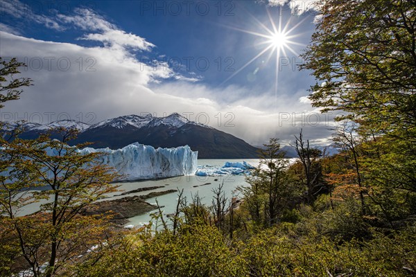 Argentina, Santa Cruz, El Calafate, Sun over Perito Moreno Glacier and mountains, El Calafate, Santa Cruz, Argentina