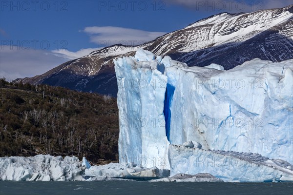 Argentina, Santa Cruz, El Calafate, View of Perito Moreno glacier with water in foreground, El Calafate, Santa Cruz, Argentina