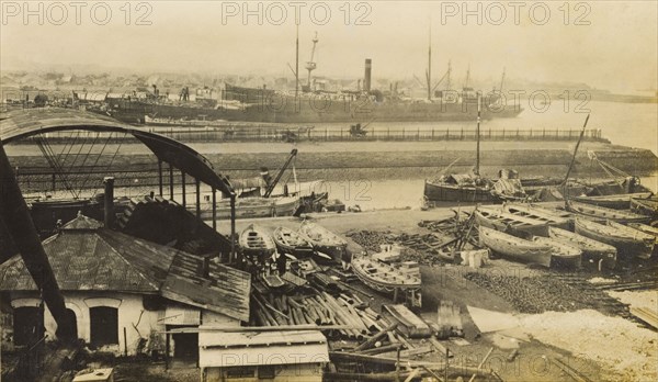 Mazapon Dock, Bombay. View of Mazapon Dock, showing a steamship and fishing trawlers at harbour. Bombay (Mumbai), India, circa 1920. Mumbai, Maharashtra, India, Southern Asia, Asia.