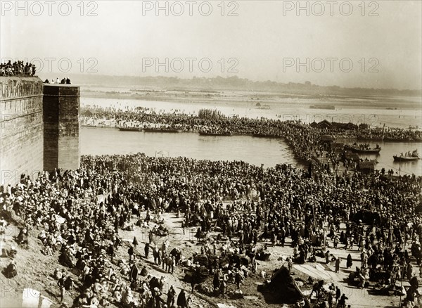 Pilgrims at the Kumbh Mela. Distant view of masses of pilgrims at the Kumbh Mela. Allahabad, United Provinces (Uttar Pradesh), India, circa January 1906. Allahabad, Uttar Pradesh, India, Southern Asia, Asia.