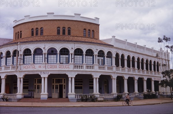 Red Cross Hospital, Congo. Exterior view of the curved facade of the Red Cross Hospital. Elizabethville, Republic of the Congo (Lubumbashi, Democratic Republic of the Congo), circa 1964. Lubumbashi, Haut Katanga, Congo, Democratic Republic of, Central Africa, Africa.