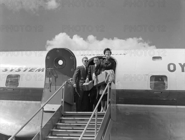 Ava and Frank arrive in Nairobi. Hollywood couple Ava Gardner and Frank Sinatra disembark from a plane on their arrival at Eastleigh airport. Gardner was due to play a lead role in 'Mogambo', a John Ford film being shot on location in Kenya. Nairobi, Kenya, 7 November 1952. Nairobi, Nairobi Area, Kenya, Eastern Africa, Africa.