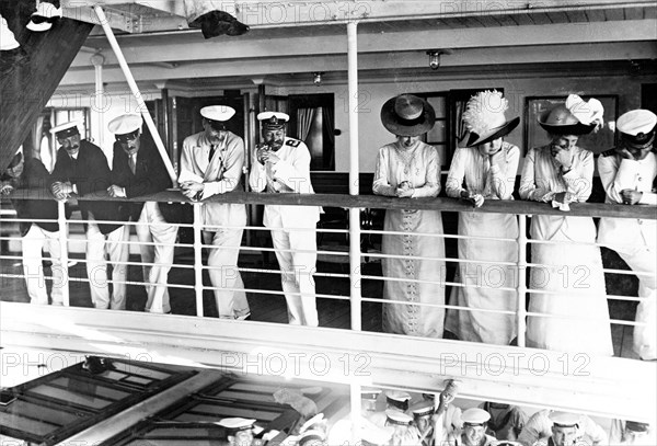 On board entertainment. King George V (r.1910-36), Queen Mary and her Ladies in Waiting are entertained by a pillow fight aboard HMS Medina, the ship transporting the royal couple to India for the Coronation Durbar at Delhi. Indian Ocean near Mumbai, India, 30 November 1911. India, Southern Asia, Asia.