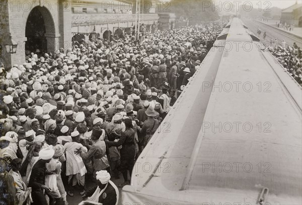 Greeting for King George V. An Indian crowd gathers on a railway platform, anxious to greet King George V as he passes through on his way from the Coronation Durbar in Delhi to Nepal. Probably United Provinces (Uttar Pradesh), Northern India, circa 15 December 1911., Uttar Pradesh, India, Southern Asia, Asia.