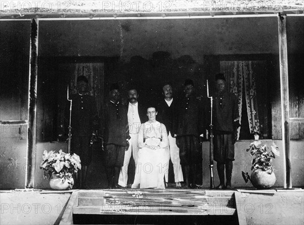 Congo Balolo Mission. Group portrait of European members of the Congo Balolo Mission under guard, identified as (left to right): Reverend John Harris, Alice Seeley Harris and Mr Stannard. Baringa, Congo Free State (Democratic Republic of Congo), circa 1904. Baringa, Equateur, Congo, Democratic Republic of, Central Africa, Africa.