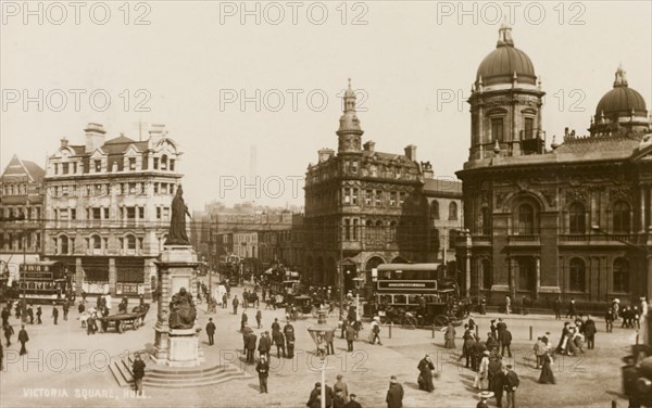 Victoria Square, Hull. View across Victoria Square in Hull, a statue of Queen Victoria standing prominently in the centre. Road traffic includes trams, double-decker buses and horse-drawn carriages. Kingston upon Hull, England, circa 1905. Kingston upon Hull, Humberside, England (United Kingdom), Western Europe, Europe .