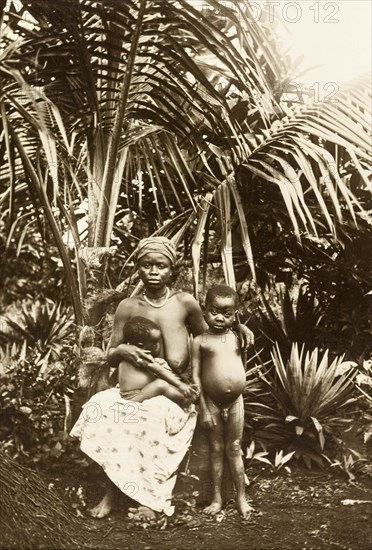 Inhabitants of Bioko. Portrait of a woman from Bioko with her two young children. Bioko, Equatorial Guinea, circa 1930., Bioko Norte, Equatorial Guinea, Central Africa, Africa.