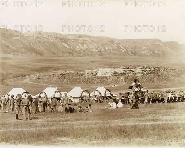 Christmas Day below the Platberg Mountain. British soldiers and their wives celebrate Christmas Day at the 19th Stationary Hospital camp, a convalescent camp established in a valley below the Platberg Mountain during the Second Boer War (1899-1902). Harrismith, Orange River Colony (Free State), South Africa, 25 December 1901. Harrismith, Free State, South Africa, Southern Africa, Africa.