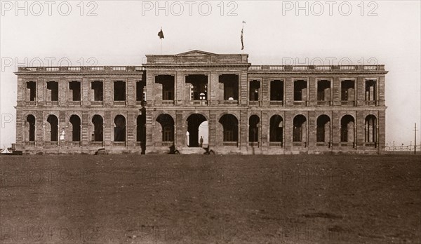 Government building in Port Sudan. The facade of a government building in Port Sudan, built in colonial style with arcades running the length of its two-storeys. Port Sudan, Sudan, circa 1910. Port Sudan, Red Sea, Sudan, Eastern Africa, Africa.