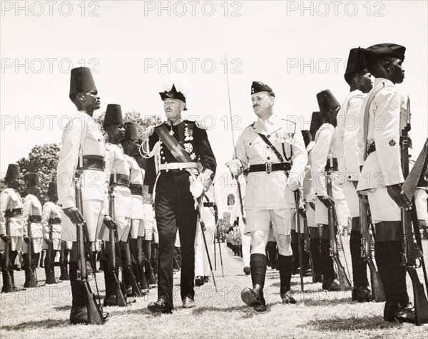 Sir Richard Turnball inspects the Tanganyika Rifles. Sir Richard Turnbull (1909-1998), the last British colonial Governor of Tanganyika, is accompanied by a British officer as he inspects a regiment of the Tanganyika Rifles following Tanzanian independence. Tanganyika (Tanzania), 1962. Tanzania, Eastern Africa, Africa.