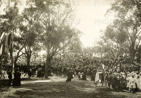 Crowds gather for the royal visit, Perth. Spectators and school children gather in the grounds of Government House to welcome the Duke and Duchess of Cornwall and York (later King George V and Queen Mary) on their visit to Perth. Perth, Australia, 25 July 1901. Perth, West Australia, Australia, Australia, Oceania.