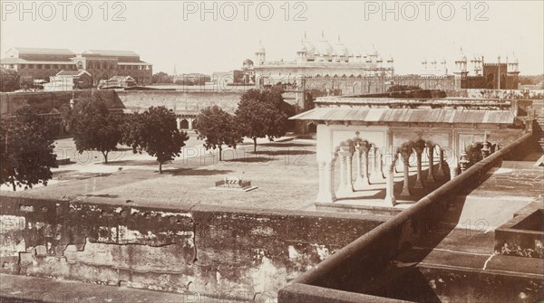 The Diwan-i-Am at the Agra Fort. View across the Agra Fort complex, featuring the ornate colonnade of the Diwan-i-Am (Hall of Public Audience) and its surrounding walled garden. Agra, United Provinces (Uttar Pradesh), India, circa 1922. Agra, Uttar Pradesh, India, Southern Asia, Asia.