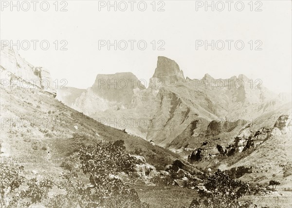 Battlefield at Majuba Hill. A view of Majuba Hill, the battlefield of the First Boer War (1880-1881) that saw Major General Sir George Colley (1835-1881) defeated by the Transvaal Boers. Near Volksrust, South Africa, circa 1903. Volksrust, Mpumalanga, South Africa, Southern Africa, Africa.