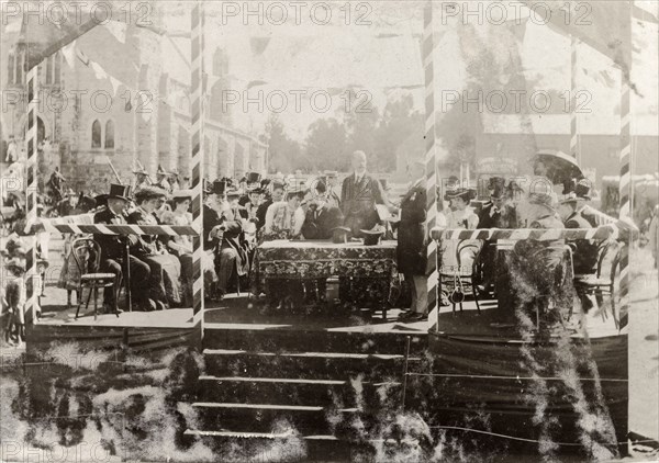 Sir Lawley receives a loyal address. Sir Arthur Lawley (1860-1932), Lieutenant Governor of the Transvaal, receives a loyal address from the Mayor and members of the council of Heidelberg. Heidelberg, Eastern Transvaal (Mpumalanga), South Africa, circa 1905. Heidelberg, Mpumalanga, South Africa, Southern Africa, Africa.