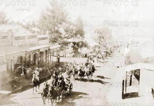 Sir Lawley is escorted into Heidelberg. Sir Arthur Lawley (1860-1932), Lieutenant Governor of the Transvaal, and his wife, Lady Annie Lawley, arrive at Heidelberg. They travel in an open carriage, escorted by the South African Constabulary on their way to an official address from the Mayor. Heidelberg, Eastern Transvaal (Mpumalanga), South Africa, circa 1905. Heidelberg, Mpumalanga, South Africa, Southern Africa, Africa.