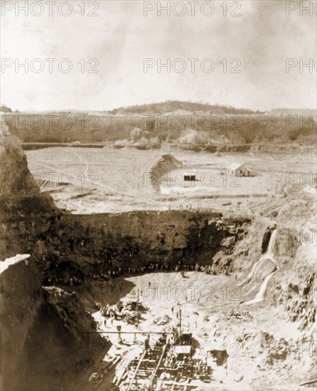 Labourers at Westernberg Mine. Labourers work at the bottom of Westernberg Mine, a large, open-pit diamond mine belonging to the De Beers company. Kimberley, South Africa, circa 1896. Kimberley, North Cape, South Africa, Southern Africa, Africa.