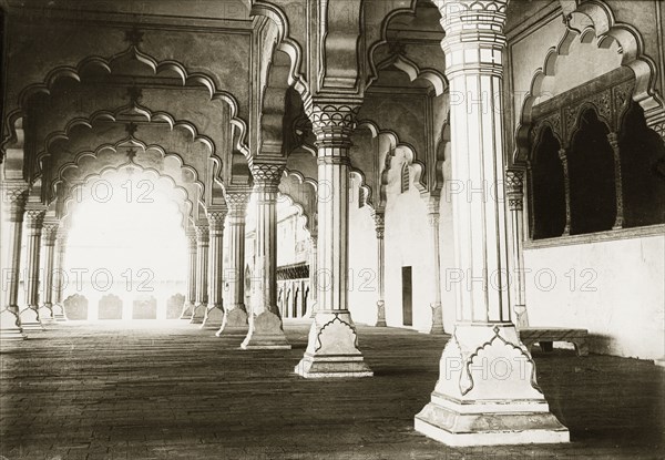 Interior of the Diwan-i-Am at Agra Fort. Interior view of the Diwan-i-Am (Hall of Public Audience) at Agra Fort, an ornate colonnade decorated with lobed archways where the Emperor would have received his public and heard their petitions. Agra, United Provinces (Uttar Pradesh), India, circa 1920. Agra, Uttar Pradesh, India, Southern Asia, Asia.