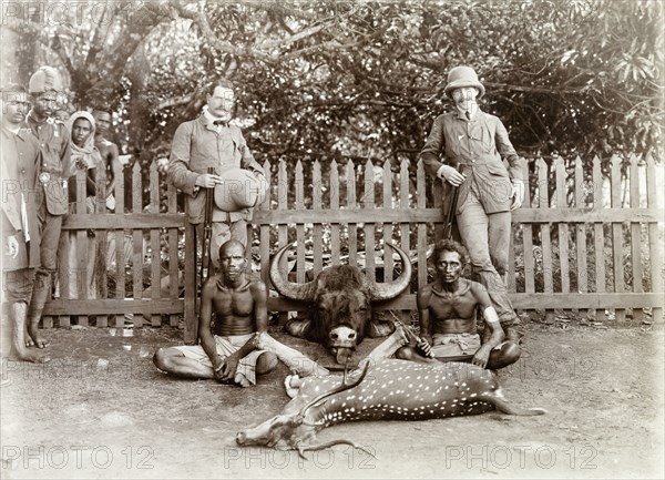 British officials with hunting trophies, India. Major Geoffrey Carr Glyn and Mr Gordon Leatham, accompanied by two 'shikaris' (professional hunters), pose proudly beside the kill of the day's hunt in Edakkara. Edakkara, Malabar District (Kerala), India, March 1908., Kerala, India, Southern Asia, Asia.