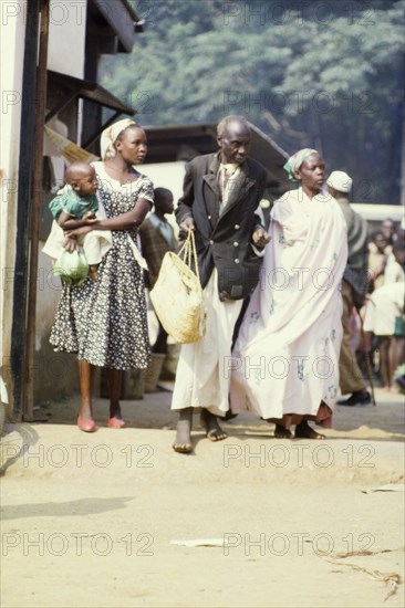 A Batoro family at Mpanga market. Members of a well-to-do Batoro family shop at Mpanga market in Fort Portal, Toro. West Uganda, July 1962., West (Uganda), Uganda, Eastern Africa, Africa.